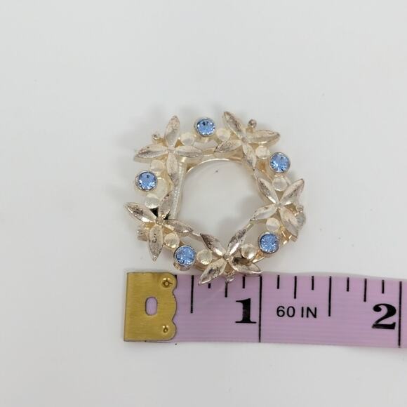 Vintage 1950s Silver Tone Floral Wreath Scarf Clip Blue Rhinestones - Picture 4 of 5